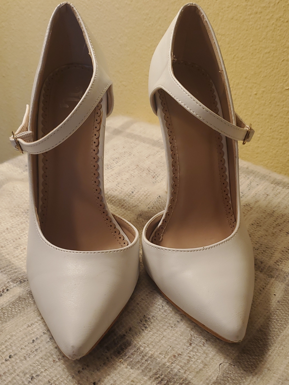 Classic Women's White Pointed-Toe Mary Jane Pumps Sz 8.5